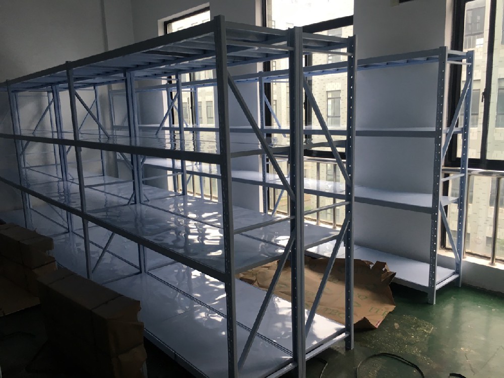 该如何防止轻型货架在使用时变形?